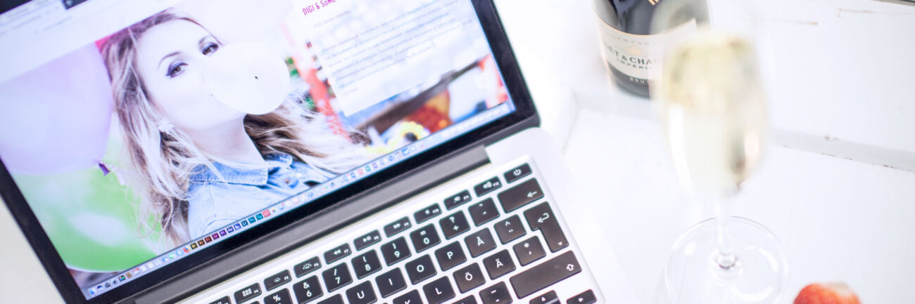 Blogin kuvitusta: läppäri ja kuohuviinilasi.