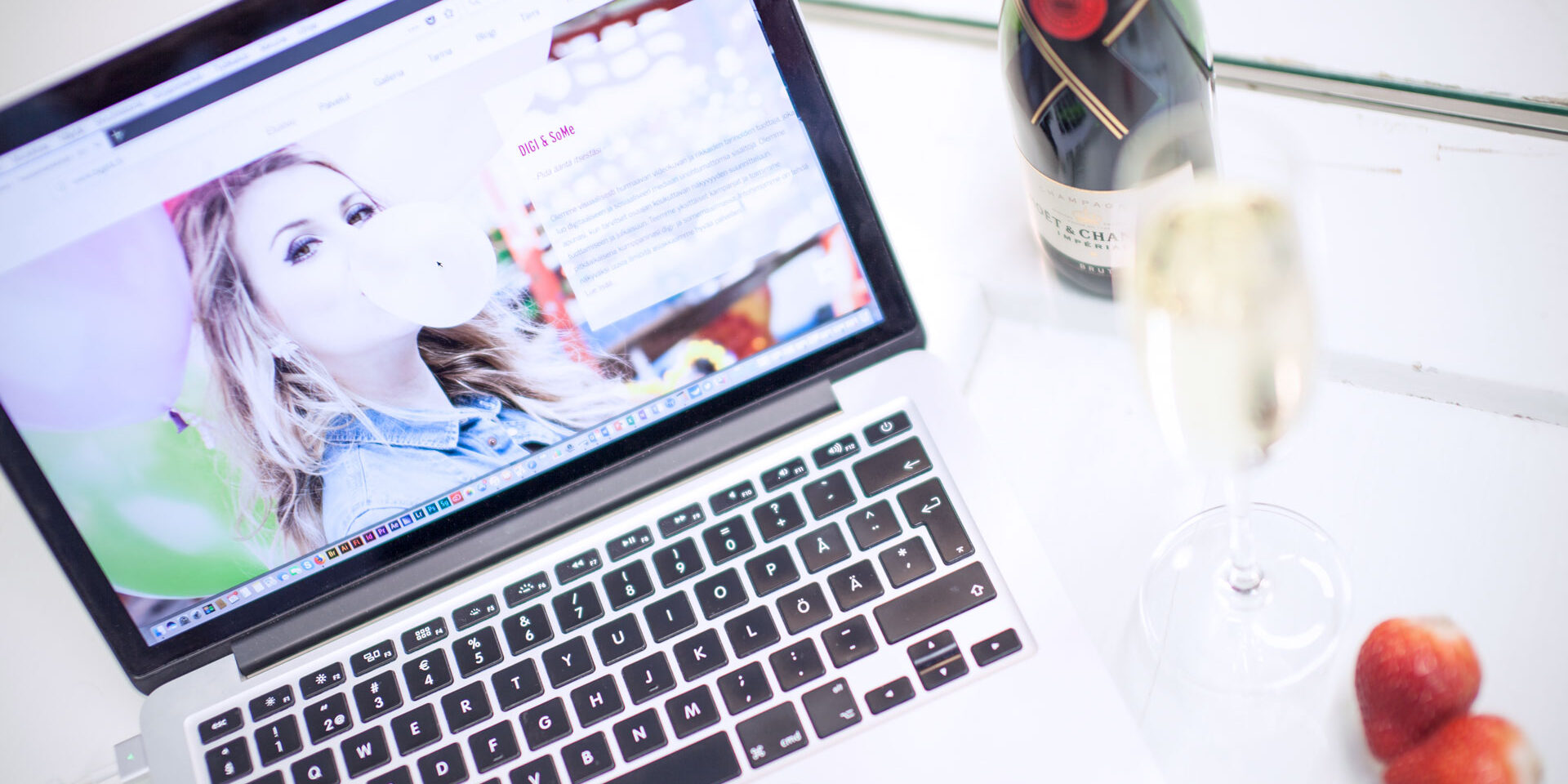 Blogin kuvitusta: läppäri ja kuohuviinilasi.